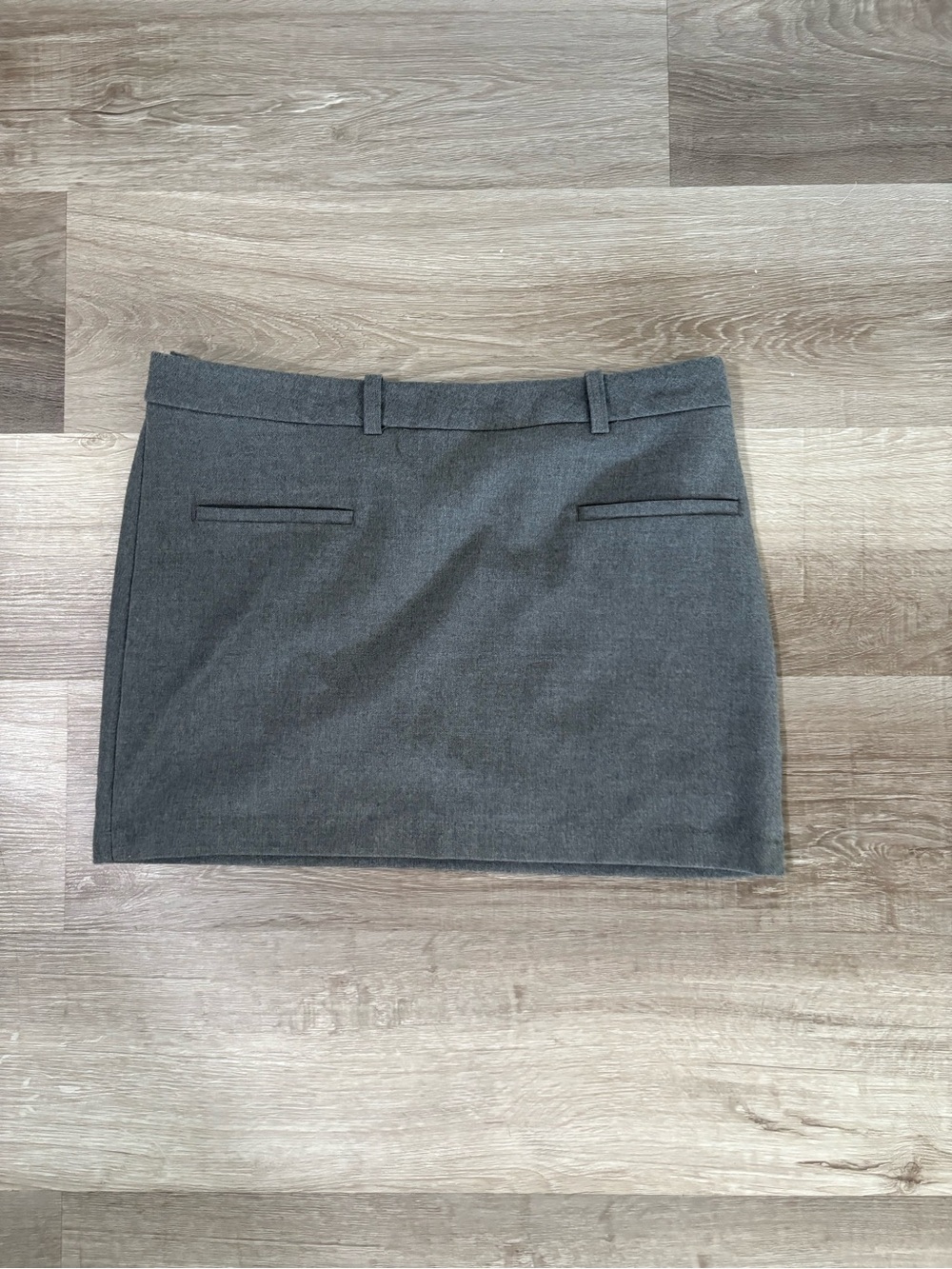 Classic Gray Women’s Mini Skirt with two front pockets. Size 8